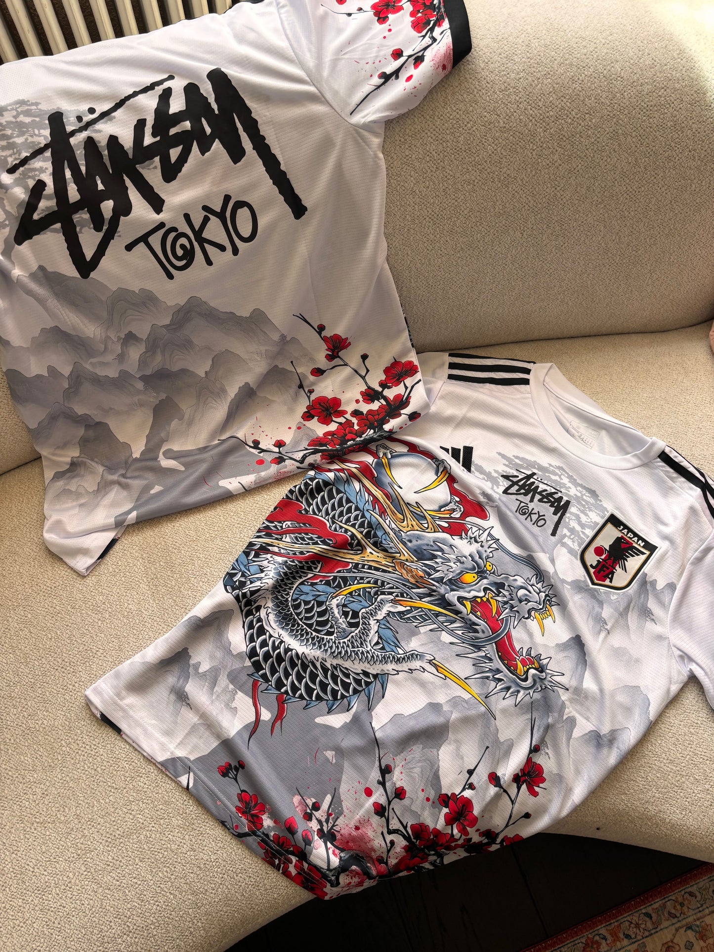 CAMISETA STÜSSY x “JAPAN” - DRAGÓN ROJO