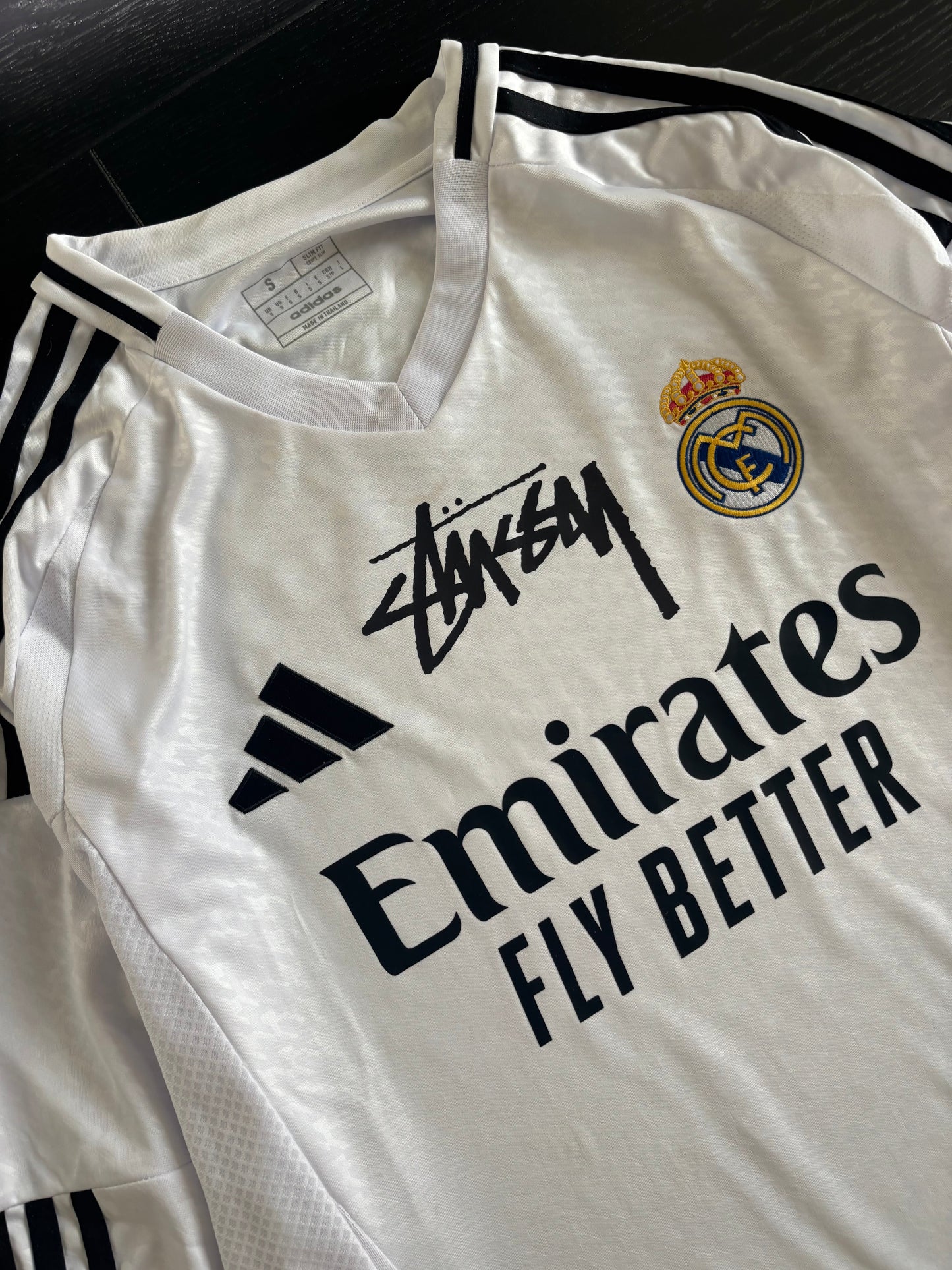 T-shirt à manches longues STÜSSY x « REAL MADRID » en édition limitée - 2024
