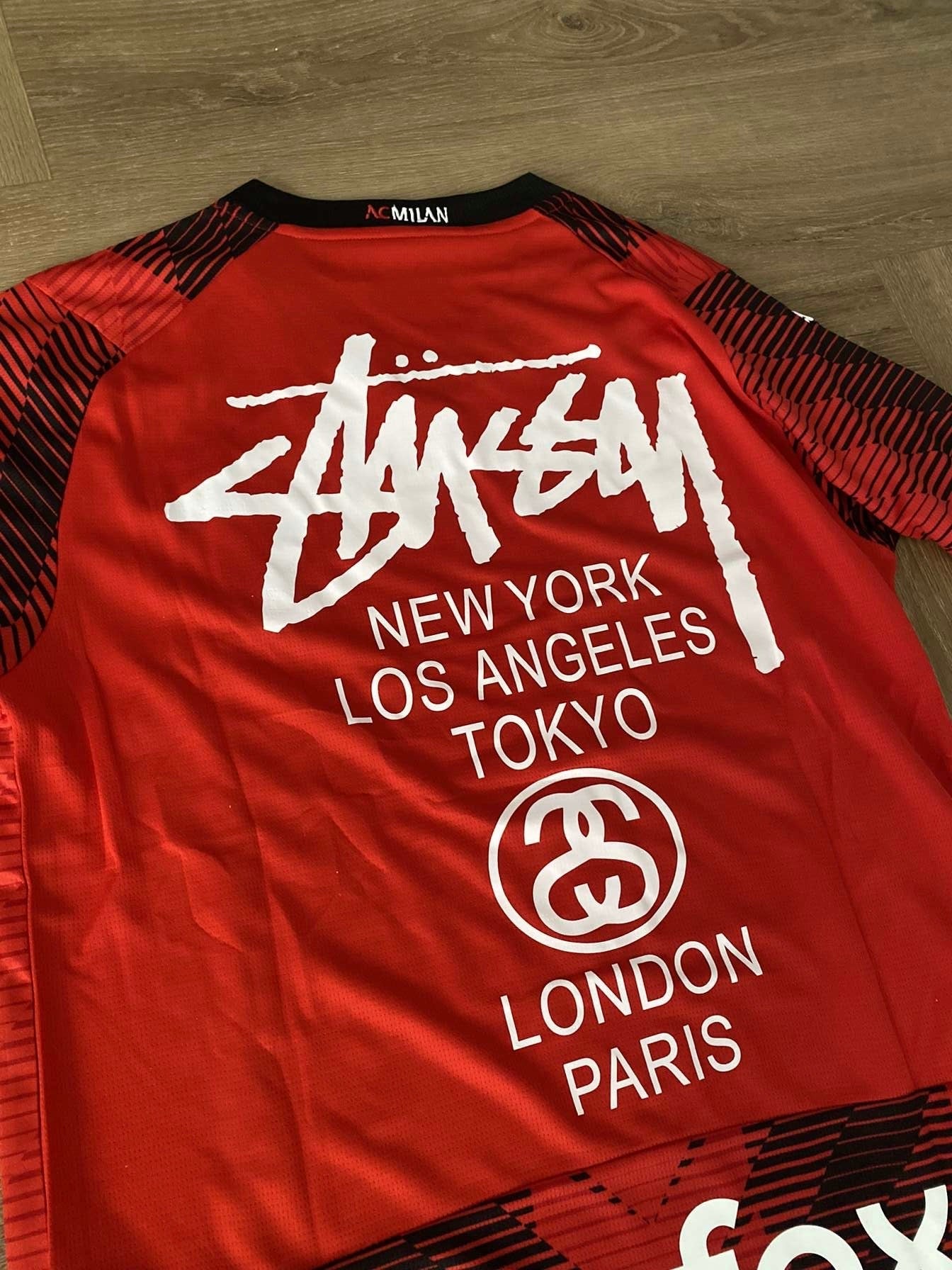 CAMISETA STÜSSY X “AC MILAN”
