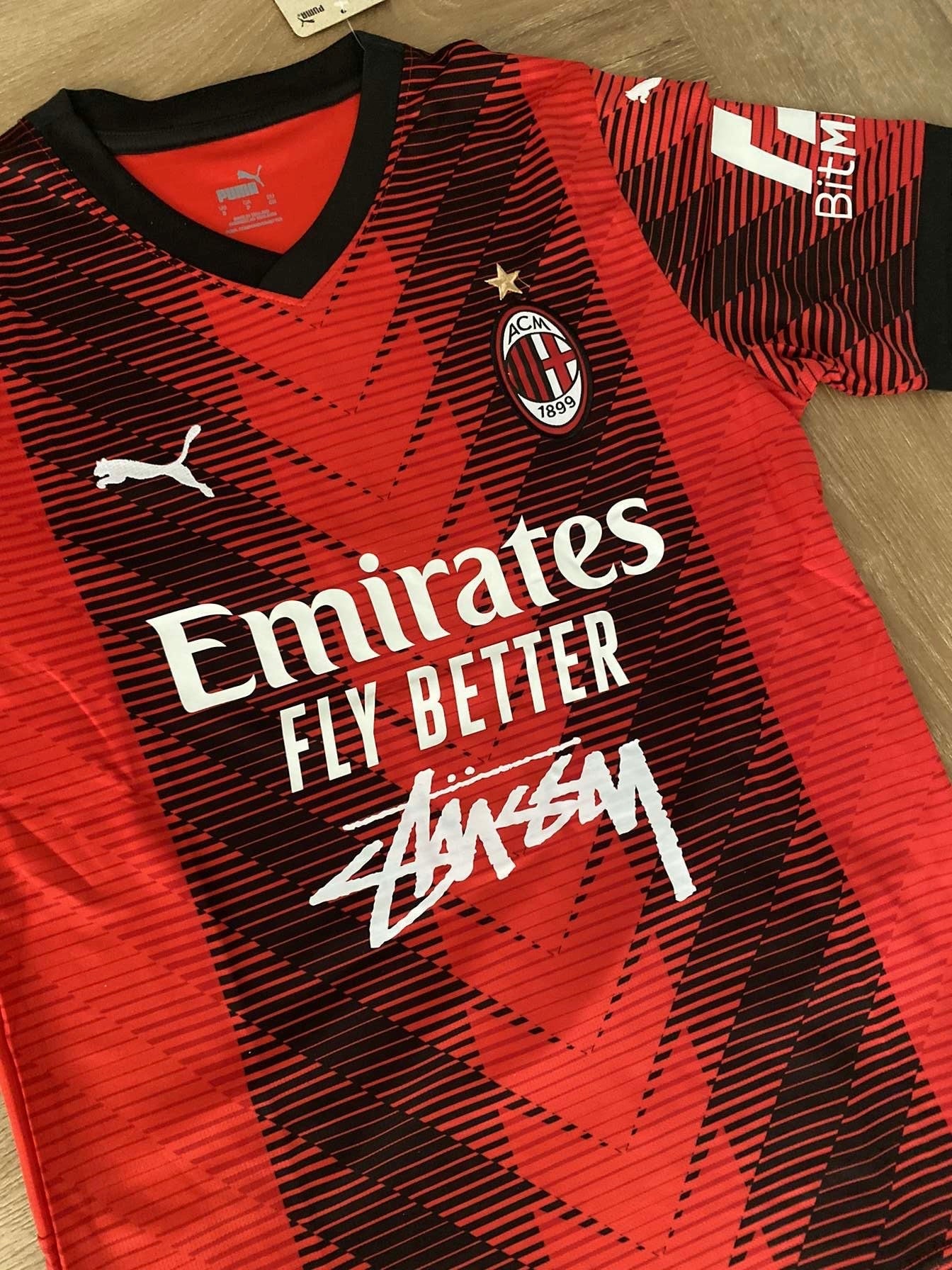 CAMISETA STÜSSY X “AC MILAN”