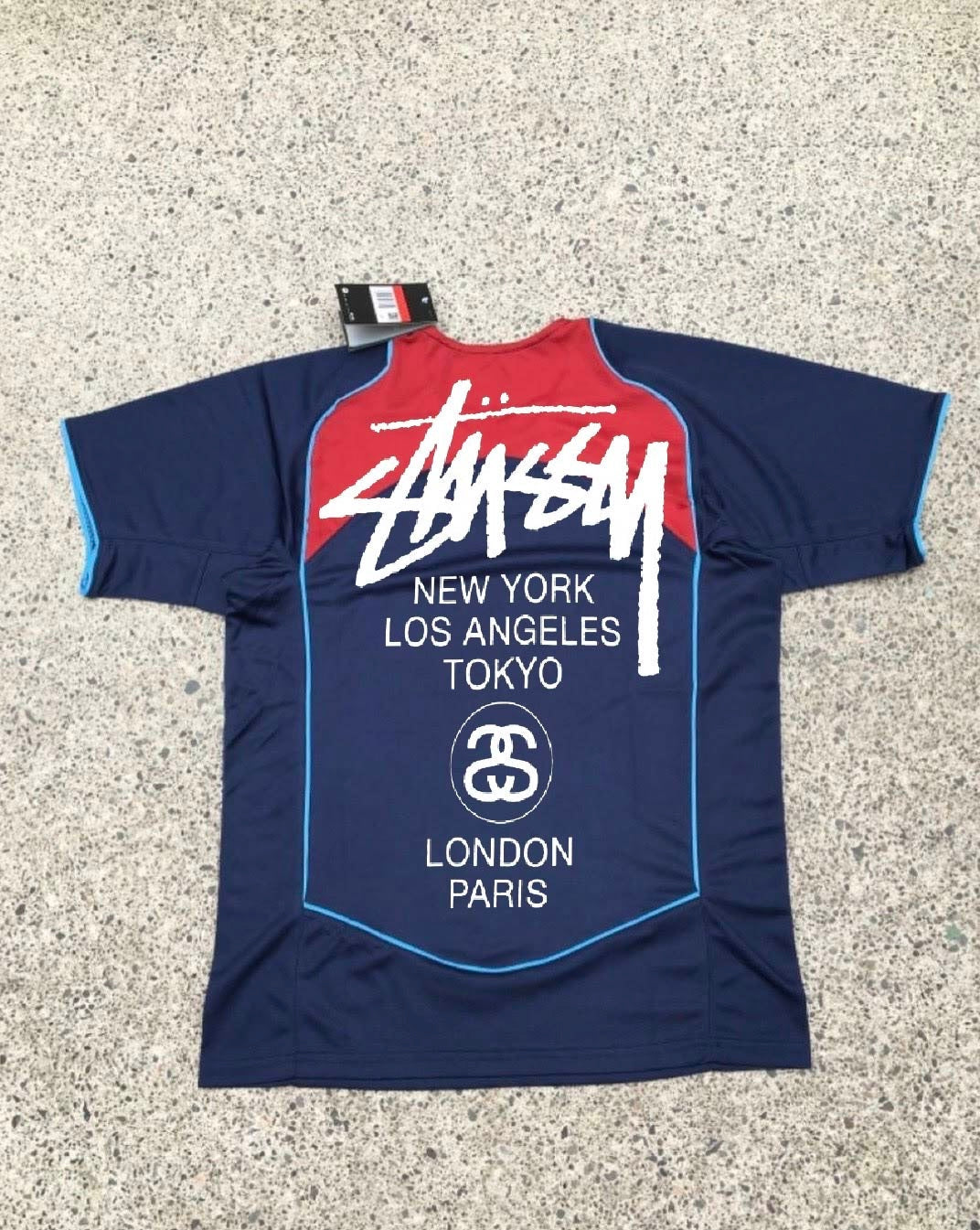 CAMISETA STÜSSY x “ATLÉTICO DE MADRID” (EDICIÓN SPIDERMAN)