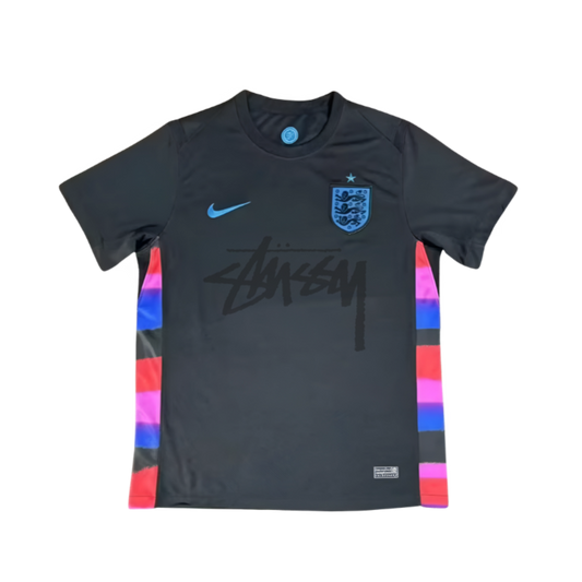 CAMISETA STÜSSY x “INGLATERRA” - 2025